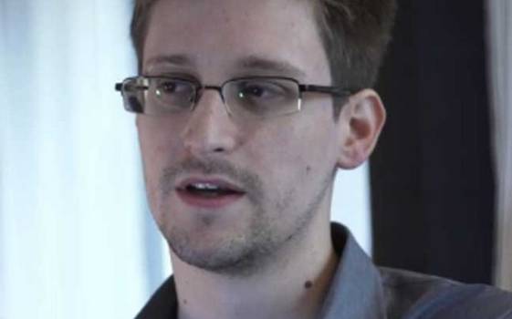 Edward-Snowden20130812123312_l