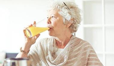 diet_drinks_old_women20140331140923_l