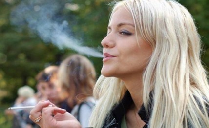 blonde-smoking-woman-colour20150910161402_l