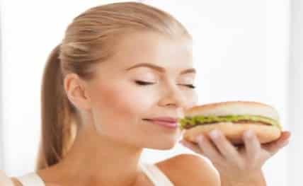 woman-smelling-hamburger-while-holding-apple20160427160832_l
