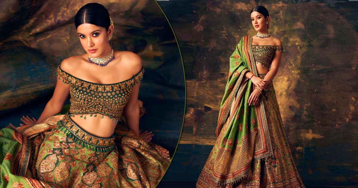 shanaya kapoor exudes royal vibes in an off shoulder lehenga which would make the best fit for your sangeet with that amazing neckline affair 001 ghyOQM